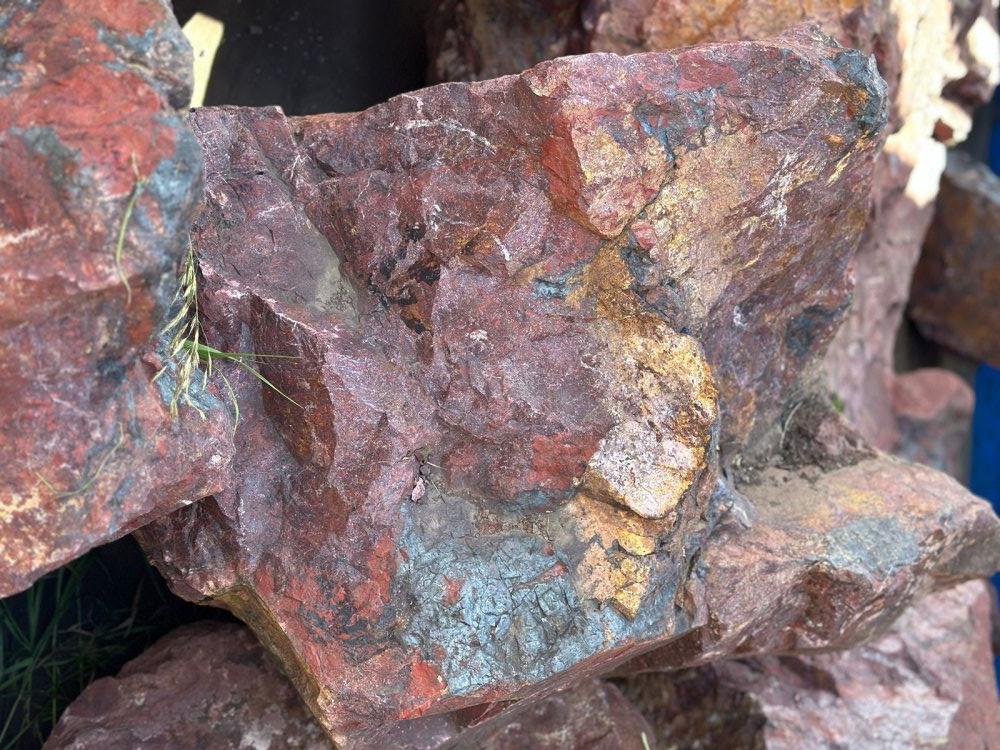 Камни для ландшафтного дизайна красно-фиолетовые 10-60 килограмм купить в Тверской области