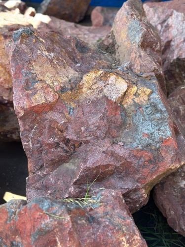 Камни для ландшафтного дизайна красно-фиолетовые 10-60 килограмм купить в Тверской области