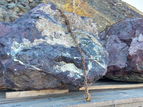 Огромные красно-фиолетовые валуны для ландшафтного дизайна весом более 5 тонн купить в Тверской области