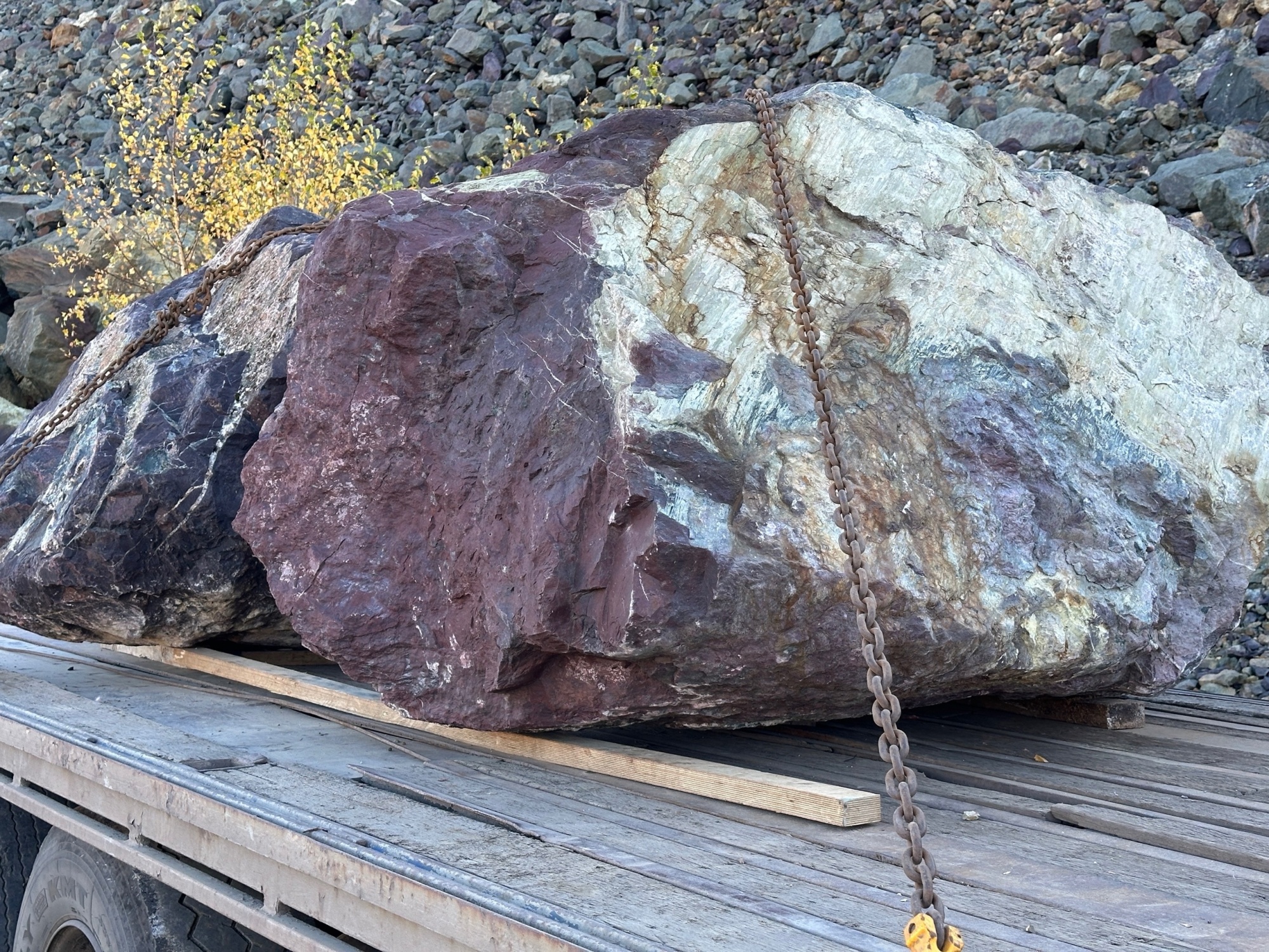 Огромные красно-фиолетовые валуны для ландшафтного дизайна весом более 5 тонн купить в Тверской области