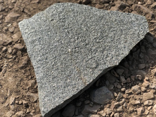 Плитняк златолит Уральский для цоколя, отмостки купить в Тверской области