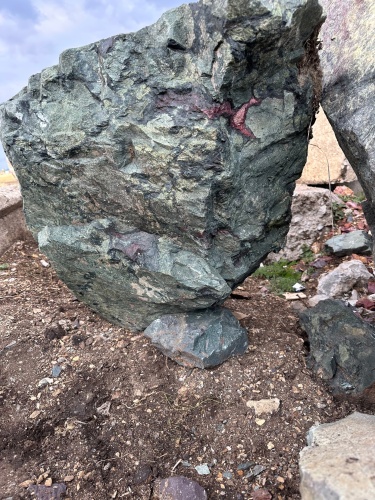 Гигантские зелёные валуны для ландшафтного дизайна весом более 5 тонн купить в Тверской области