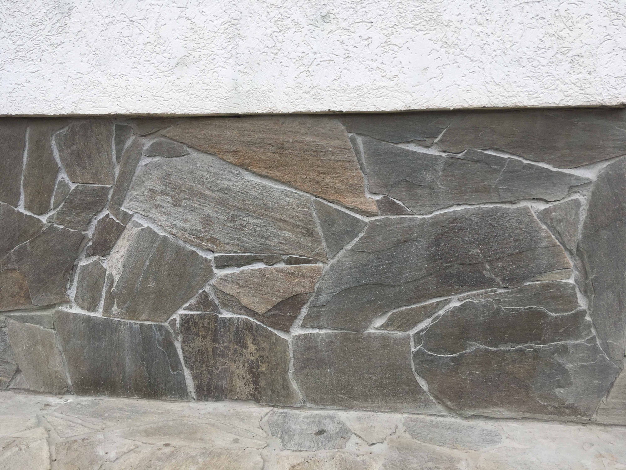 Плитняк златолит Уральский для цоколя, отмостки купить в Тверской области