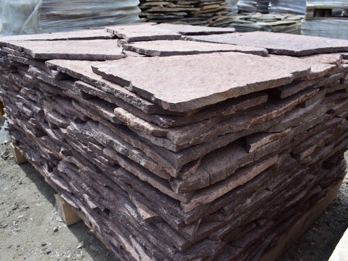 Плитняк лемезит бордовый для облицовки цоколя 20-25 мм  купить в Тверской области