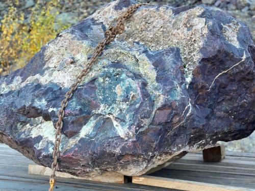 Огромные красно-фиолетовые валуны для ландшафтного дизайна весом более 5 тонн купить в Тверской области