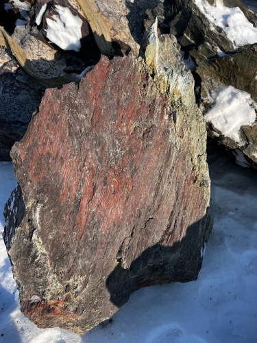 Ландшафтные глыбы красно-фиолетовые 200-1000 килограмм купить в Тверской области