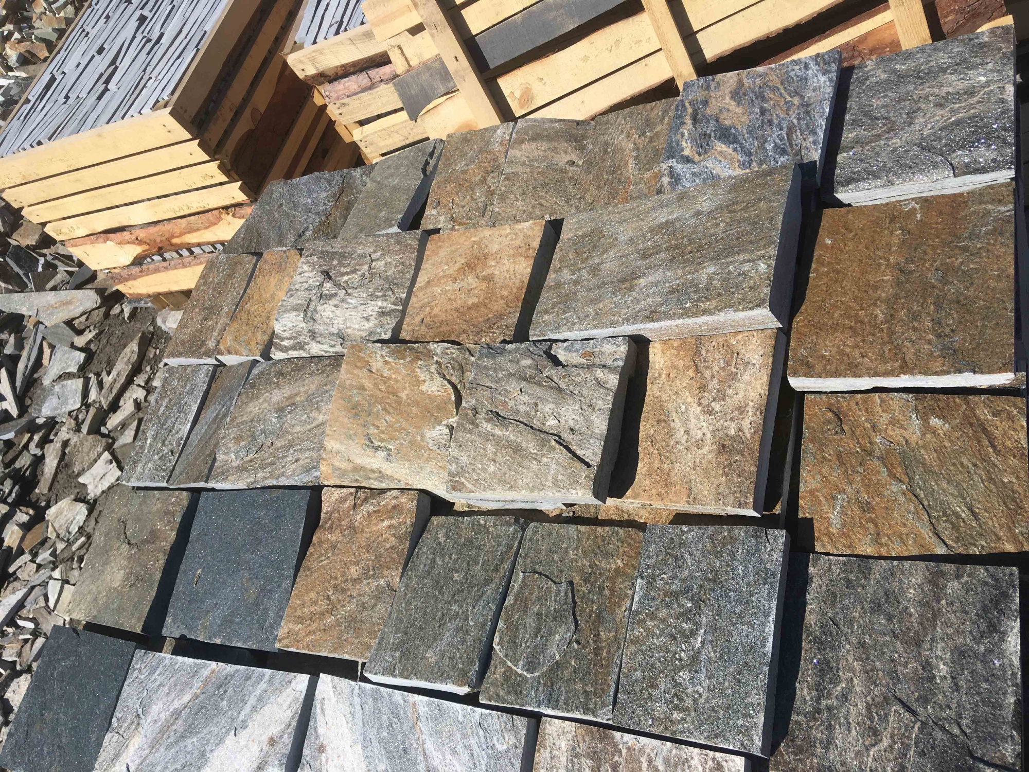 Плитка пилёная златолит Уральский для цоколя, отмостки купить в Тверской области