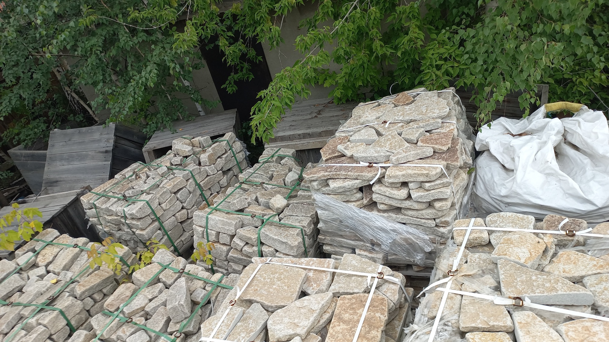 Плитняк гранитный галтованный купить в Тверской области