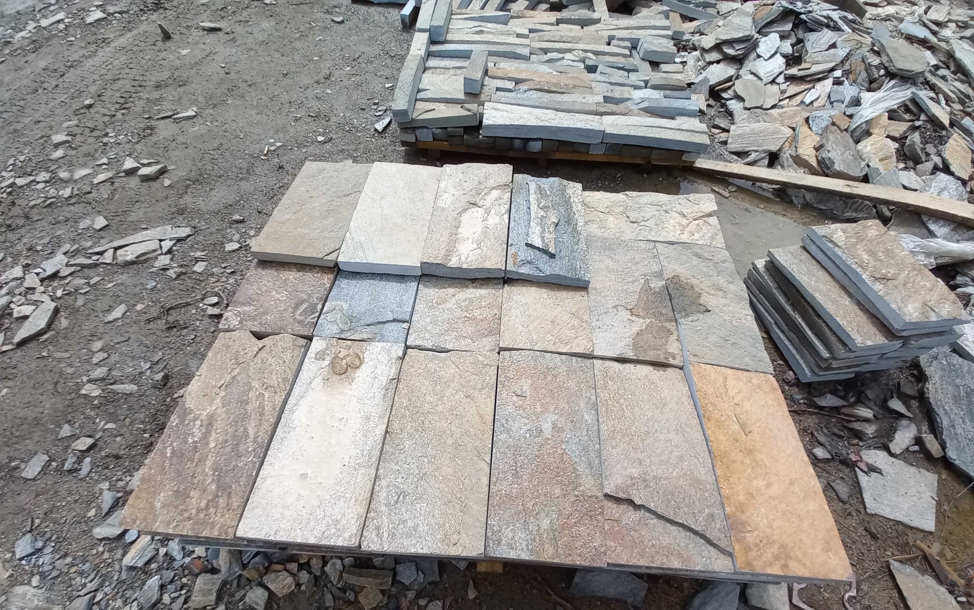 Плитка пилёная златолит Уральский для цоколя, отмостки купить в Тверской области