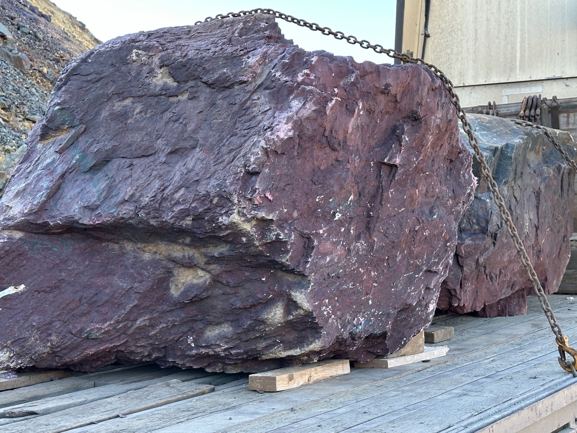 Огромные красно-фиолетовые валуны для ландшафтного дизайна весом более 5 тонн купить в Тверской области