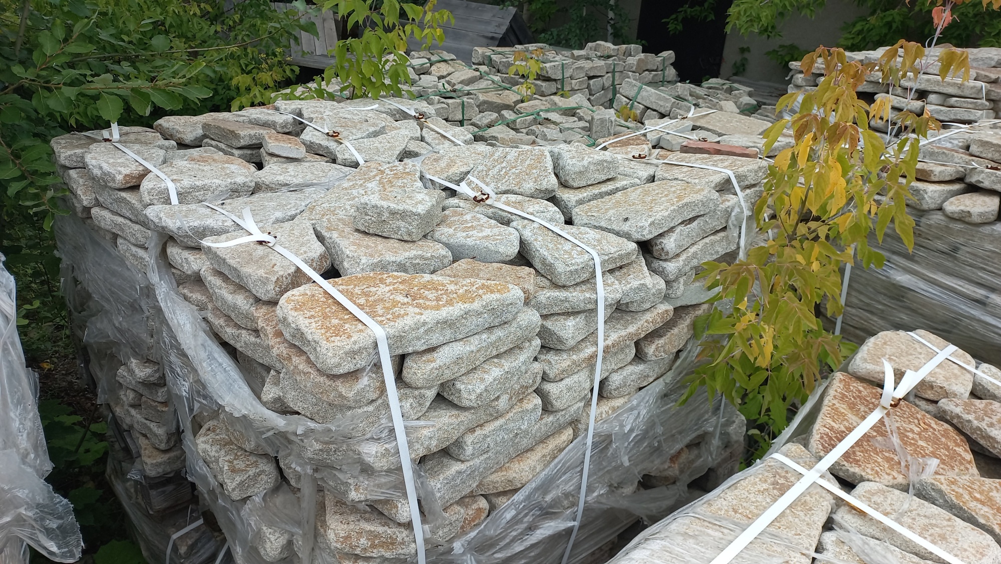 Плитняк галтованный гранитный для ландшафтного дизайна купить в Тверской области