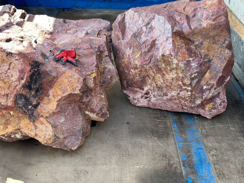 Ландшафтные глыбы красно-фиолетовые 200-1000 килограмм купить в Тверской области