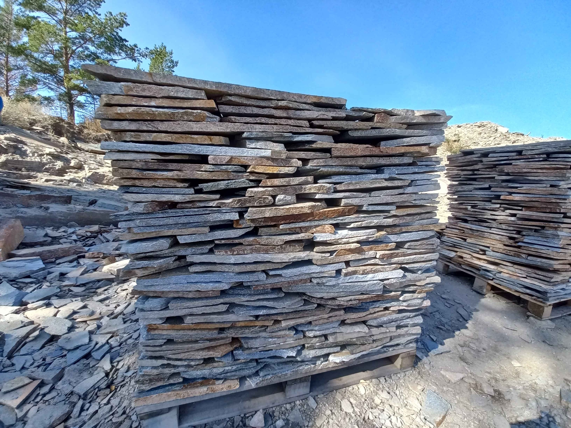 Плитняк златолит серебристый для фасада купить в Тверской области