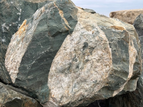 Гигантские зелёные валуны для ландшафтного дизайна весом более 5 тонн купить в Тверской области