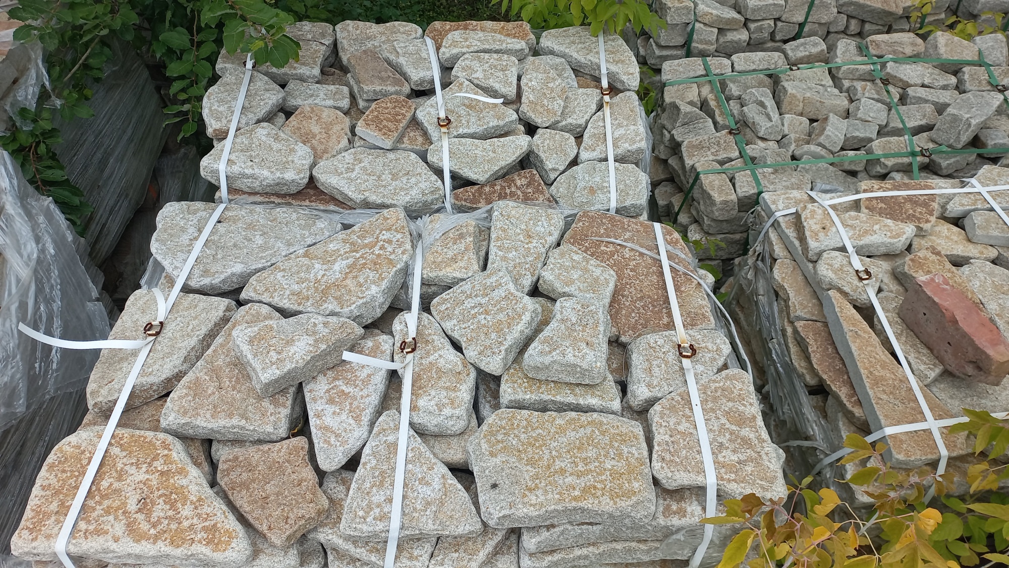 Гранитный плитняк галтованный для мощения купить в Тверской области