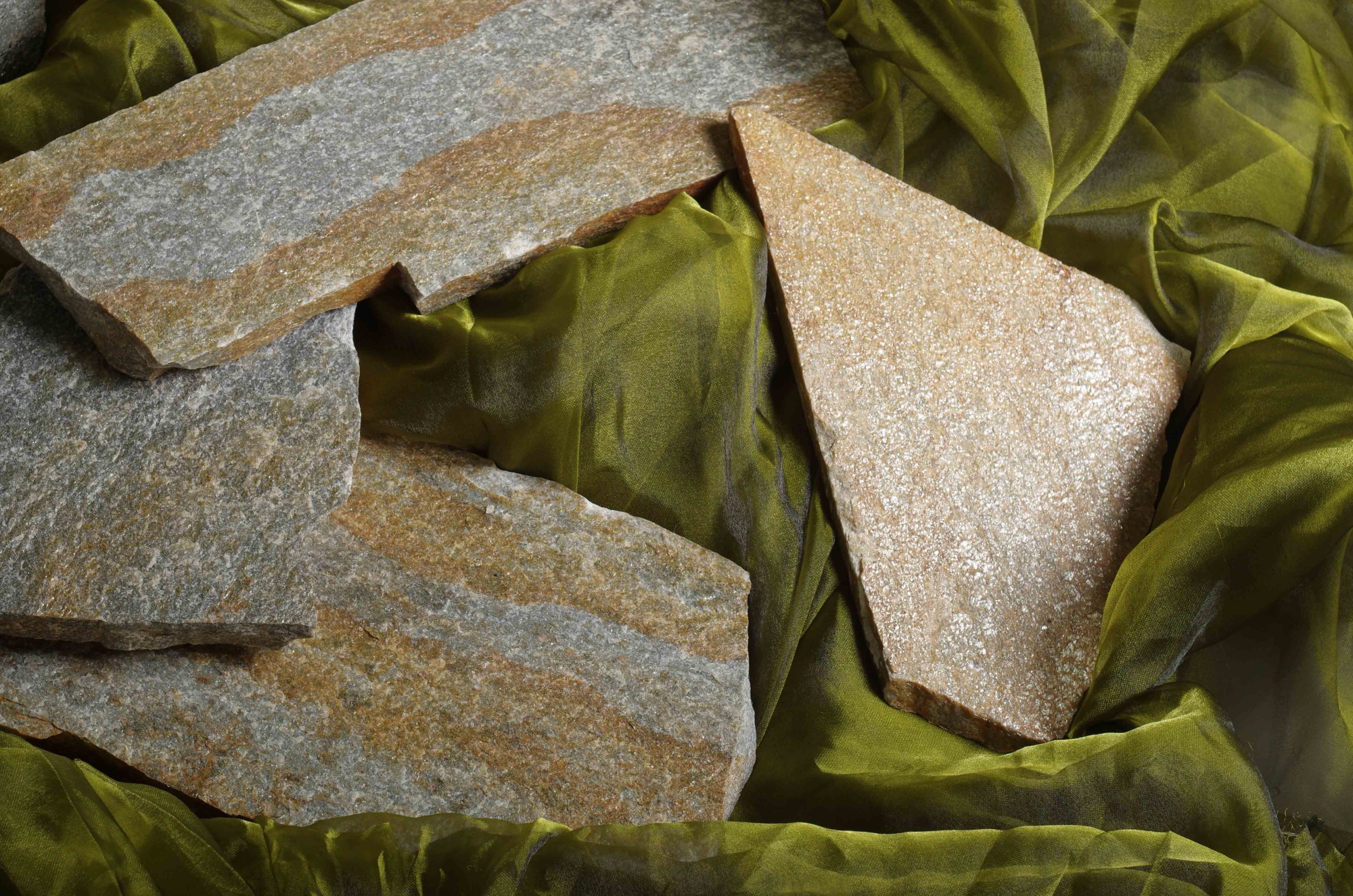 Плитняк златолит Уральский для цоколя, отмостки купить в Тверской области