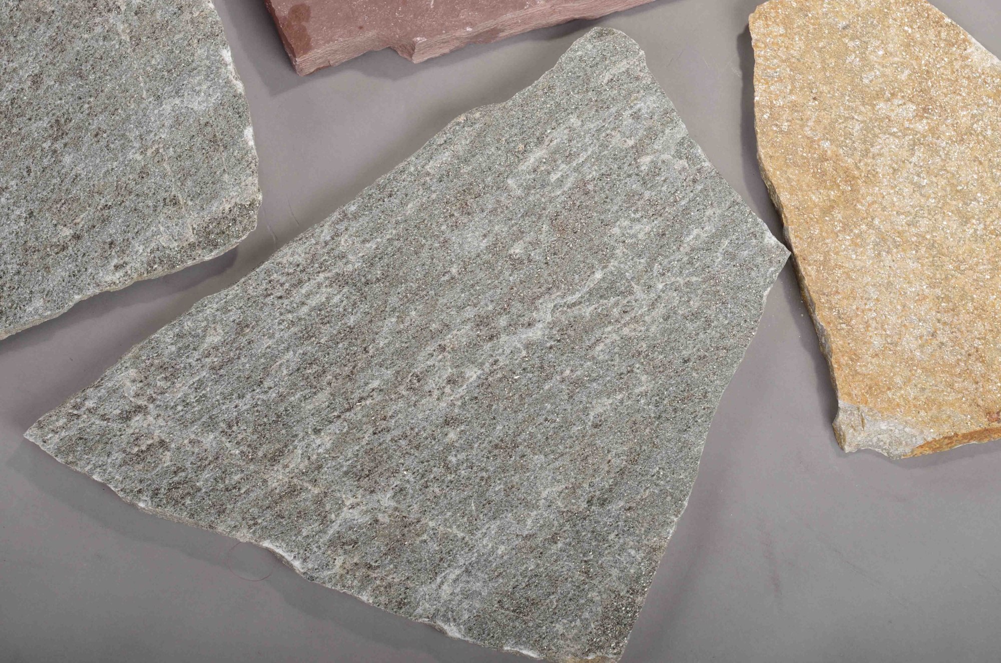 Плитняк златолит Уральский для цоколя, отмостки купить в Тверской области