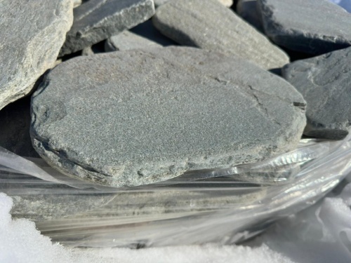 Плитняк златолит зелёный галтованный для мощения на бетон купить в Тверской области